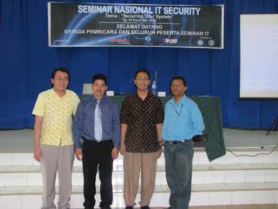 Photo bersama pengelola Universitas Atma Jaya Makassar